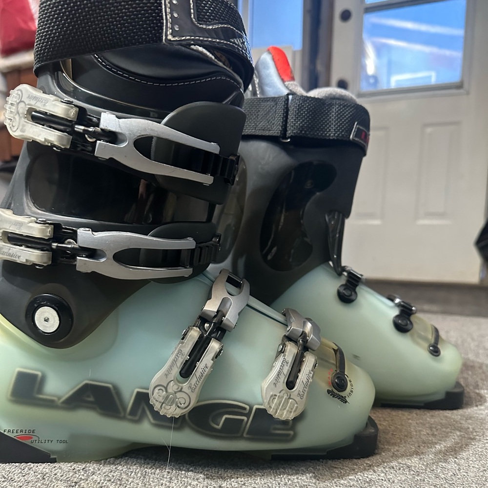 Lange Ski Boots in Light Blue and Black (ladies sz 9 - 307mm)